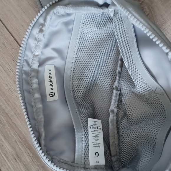 Lululemon Gray Everywhere Belt Bag NWT - Picture 3 of 3